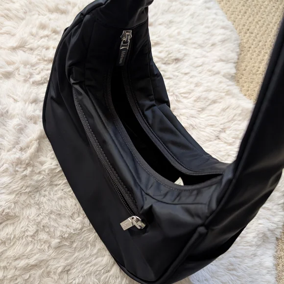 Black Lululemon 4L Mini Shoulder Bag - Picture 9 of 14